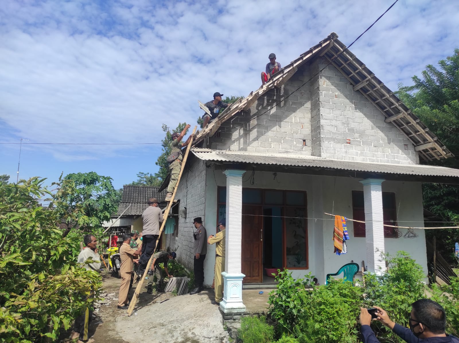 Jumlah kerusakan rumah akibat hujan deras disertai angin kencang di Dusun Gambar Anyar Desa Sumber Asri Kecamatan Nglegok Kabupaten Blitar terus bertambah. Terakhir dilaporkan ada 42 rumah dan sebuah pabrik mengalami kerusakan.