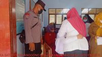 Bhabinkamtibmas Polsek Ponggok Dampingi Vaksinasi Anak SD Jatilengger