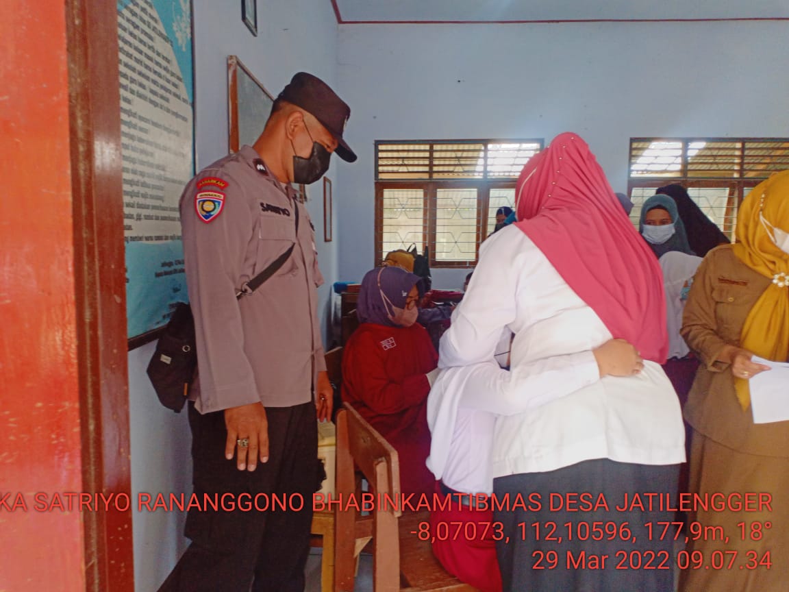 Bhabinkamtibmas Polsek Ponggok Dampingi Vaksinasi Anak SD Jatilengger