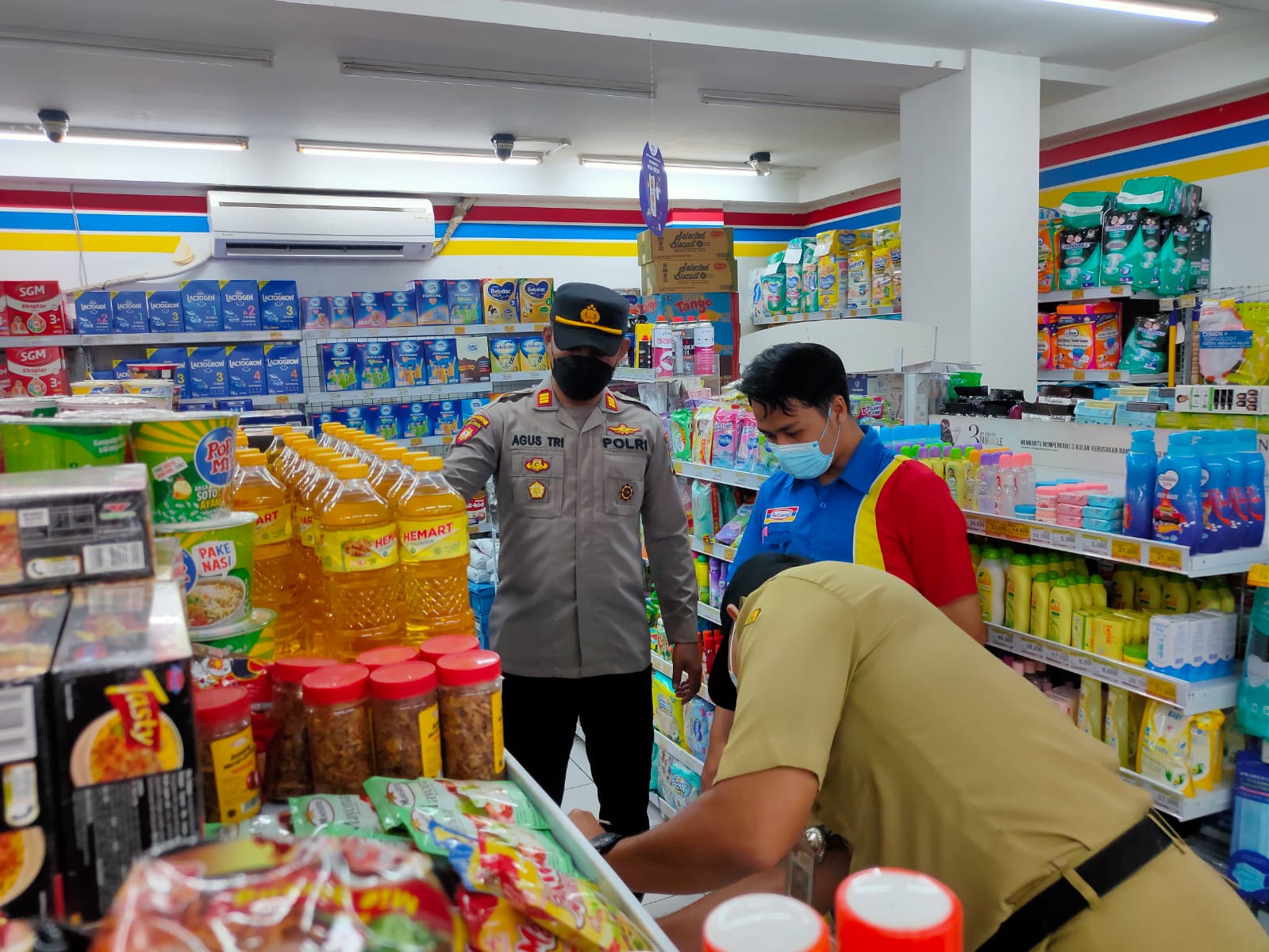 Jelang Bulan Suci Ramadhan Kapolsek Wonodadi Bersama Camat Wonodadi Melakukan Monitoring Pengecekan Persediaan Minyak Goreng di pertokoan wilayah Kecamatan Wonodadi Kab. Blitar.