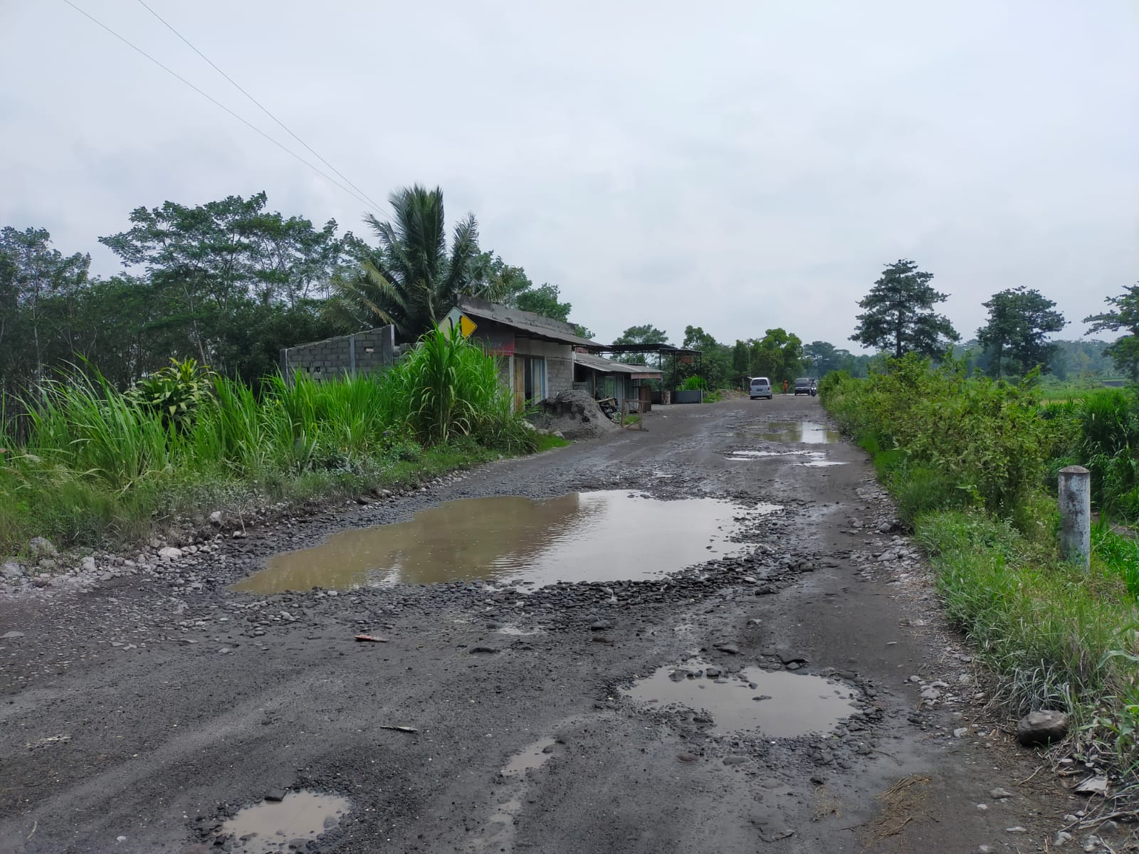 Kerusakan jalan di wilayah Blitar utara terus menjadi momok menakutkan bagi masyarakat. Ironisnya, Pemerintah Kabupaten Blitar mengaku kesulitan melakukan perbaikan karena tingginya volume kendaraan