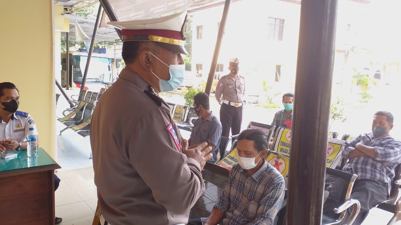 Panit Lantas Polsek Srengat jajaran Polres Blitar Kota Iptu F. Agus S. Memberikan himbauan kamseltibcar lantas kepada msyarakat