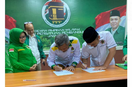 Jajaran pengurus partai hadir dalam penyerahan SK dan menandatangani pakta integritas DPC PPP Kota Blitar.