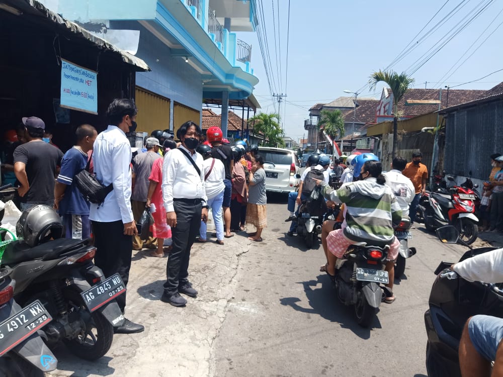 Satgas Pangan Polres Blitar Kota memantau pendistribusian minyak goreng curah bersubsidi yang datang di beberapa toko di Kota Blitar,