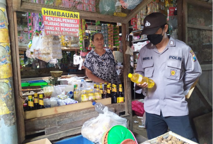 Bhabinkamtibmas Ponggok Cek Minyak Goreng Di Pasar Tradisional