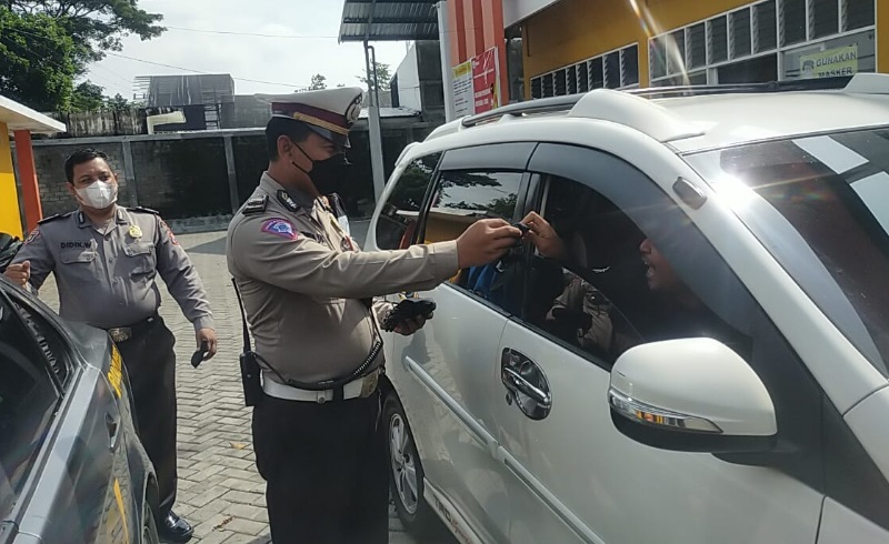 Polsek Sananwetan Polres Blitar Kota melaksanakan patroli bermotor protokol kesehatan masyarakat (Pamor Keris) dalam rangka penegakan prokes di Masyarakat.