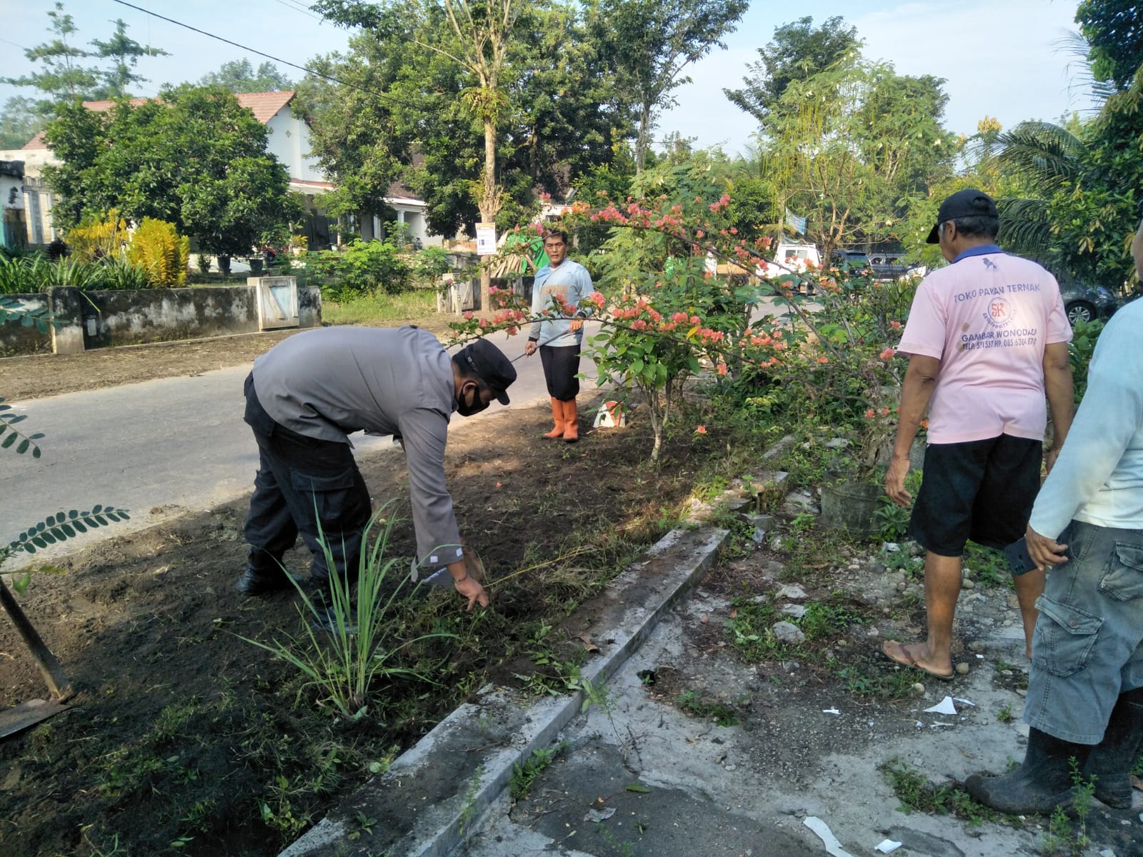 Bersama Warga Masyarakat Kerjabakti Membersihkan Lingkungan Di Desa Kebonagung