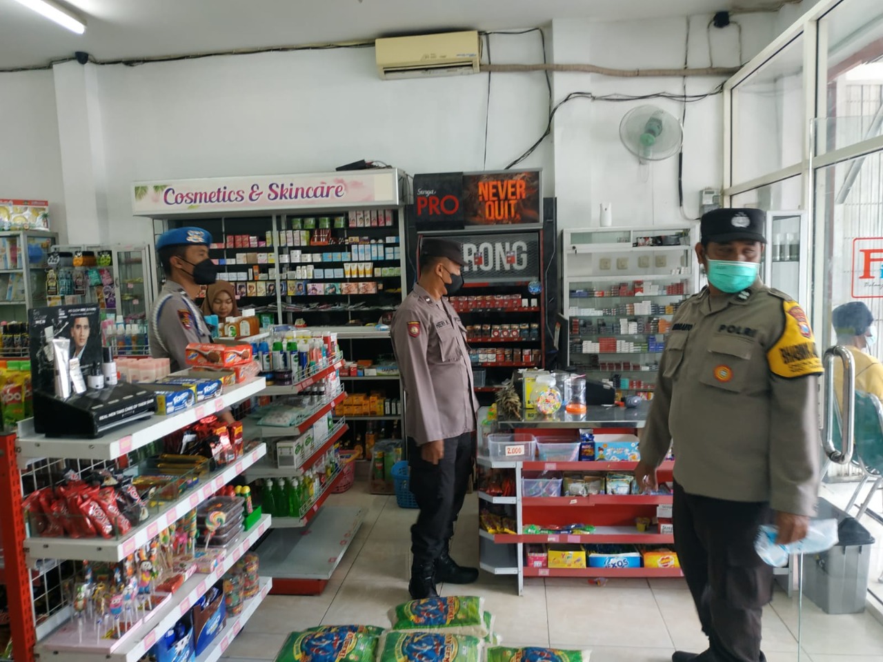 Anggota Samapta Polsek Sanankulon sedang melaksanakan kegiatan patroli kamtibmas dengan sasaran pertokoan dan minimarket di Desa Kalipucung.