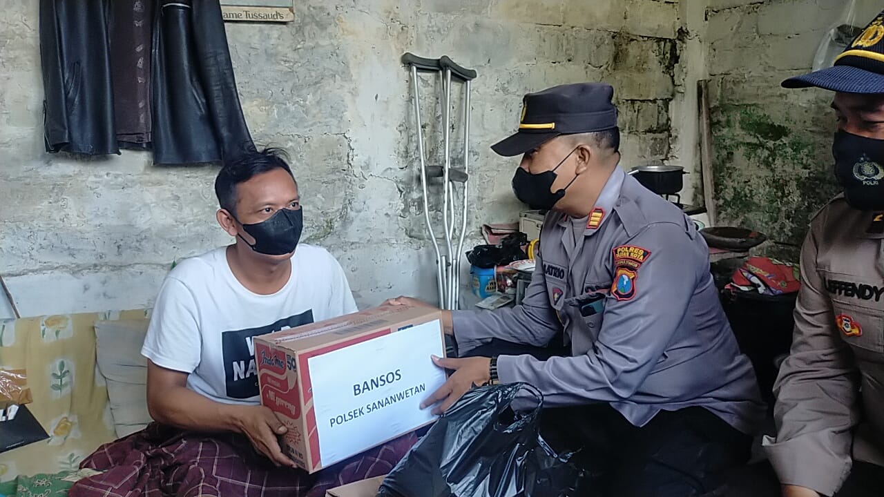 Baksos Polsek Sananwetan Ke Warga Kurang Mampu Dan Disabilitas