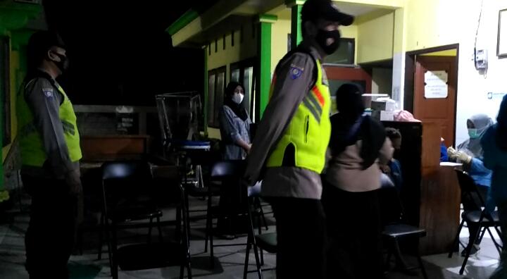 Bulan Puasa Ramadhan, Polsek Wonodadi Amankan Giat Vaksinasi Malam Hari