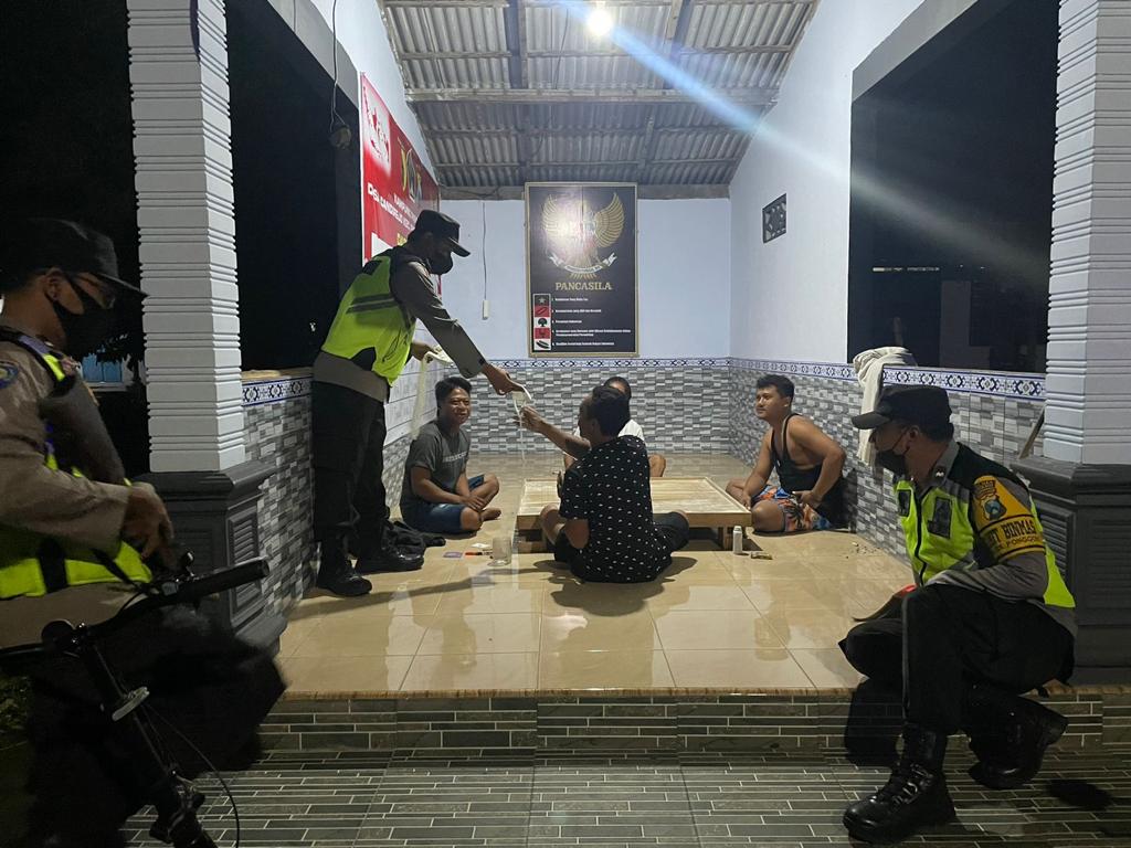 Ciptakan Situasi Kondusif Dan Nyaman Patroli Polsek Ponggok Jelang Sahur