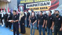 Ganjar Pranowo bersama relawan Ganjaris Blitar Raya menggelar dialog budaya dengan para seniman di Candi Penataran