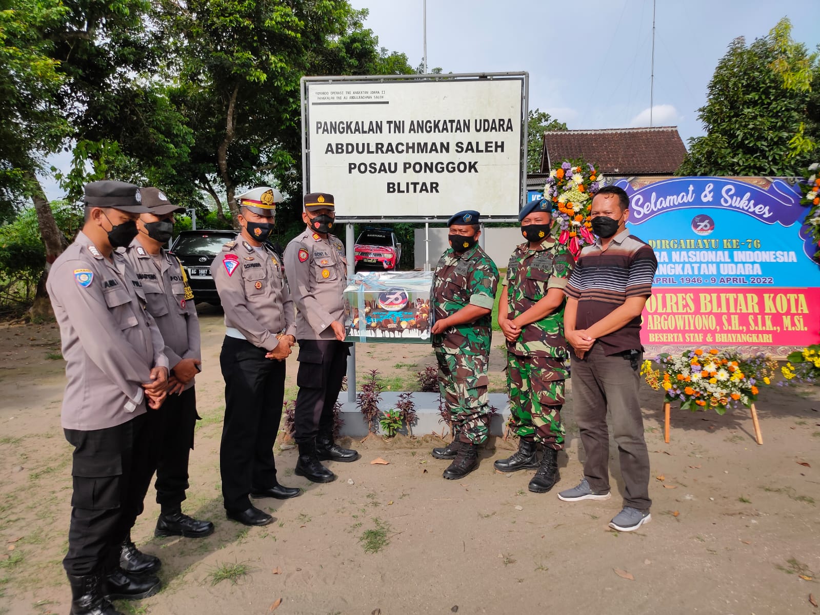 Jajaran Polres Blitar Kota  mengucapkan selamat atas HUT TNI AU ke 76, bahkan datang langsung ke  Pangkalan Angkatan Udara Republik Indonesia (AURI) Abdul Rahman Saleh di Desa Pojok Kec. Ponggok Kab. Blitar untuk memberi kejutan kue Ulang Tahun