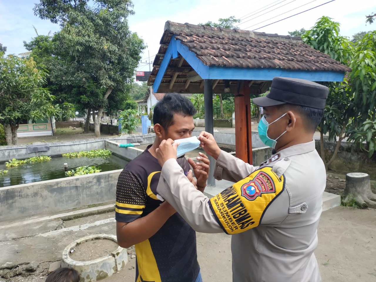 Bhabinkamtibmas Polsek Sanankulon Bagikan Maske