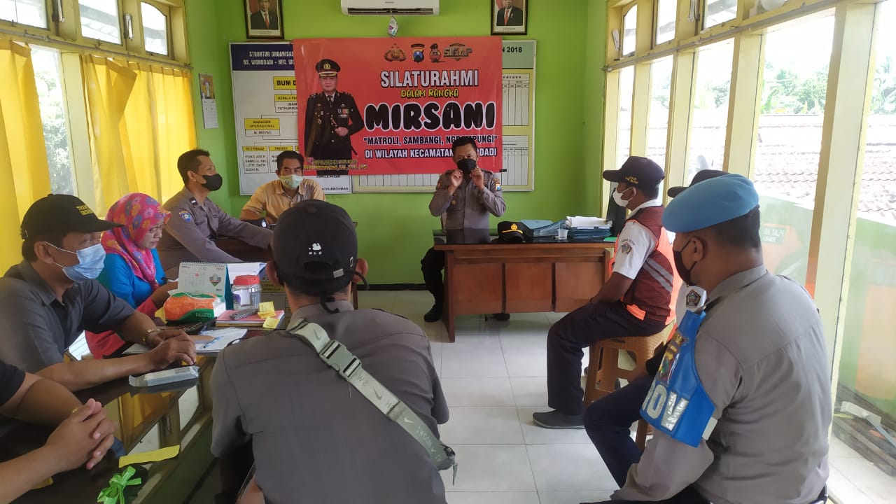 Kapolsek Wonodadi Bersama Anggota Patroli Dialogis Dalam Program MIRSANI Di Pasar Gambar Wonodadi