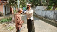 Pengguna Jalan Abaikan Prokes, Ditegur dan Diberi Masker