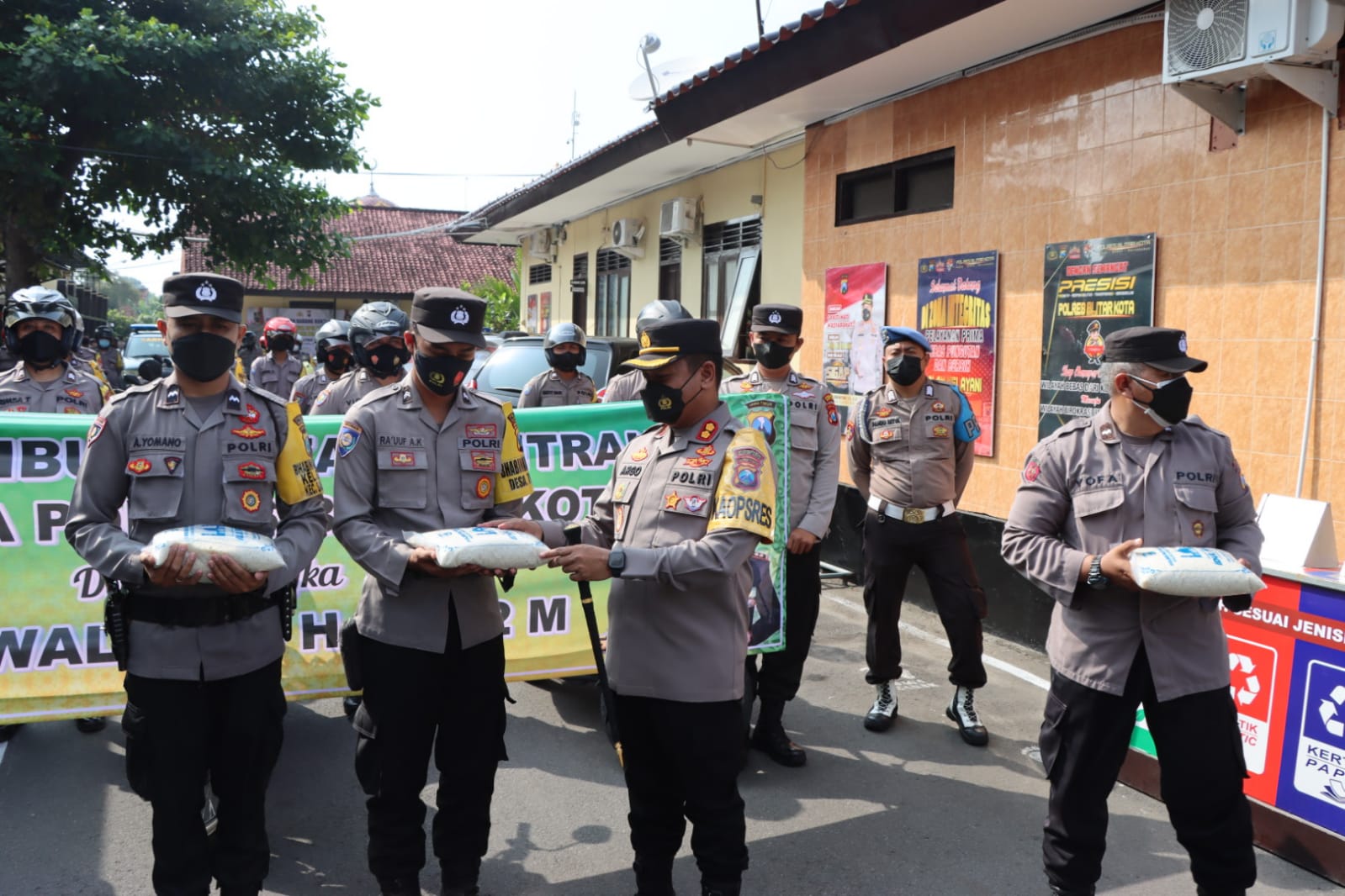 Jelang hari raya Idul Fitri 1443 H/2022 M, Polres Blitar Kota menyalurkan zakat fitrah sebanyak 1.452 kilogram beras