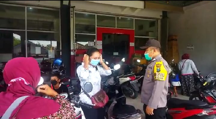 Operasi Yustisi serta bagi masker secara gratis kepada pengguna jalan