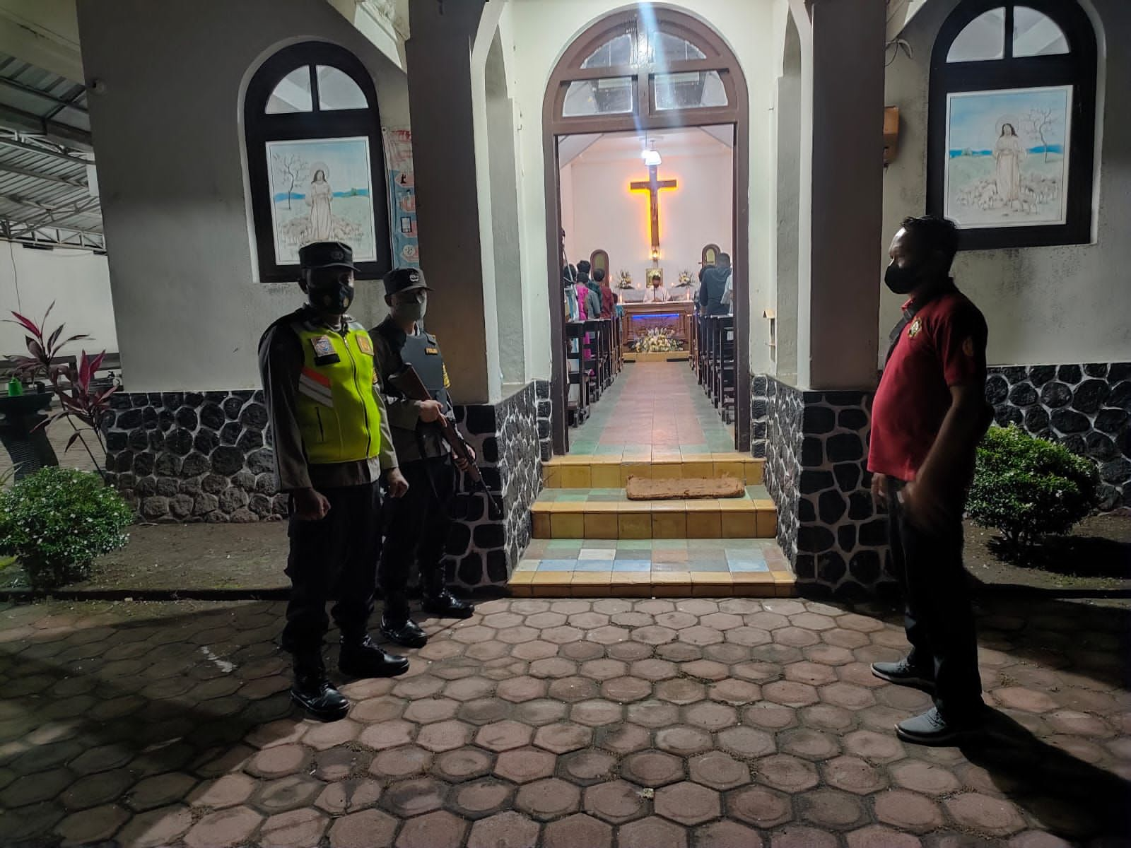 Personel Polsek Ponggok Polres Blitar Kota melaksanakan kegiatan pengamanan Paskah 2022 di Gereja gereja yang berada di Wilayah Kecamatan Ponggok Kab Blitar, Minggu (17/4/2022).