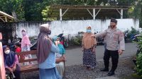 Mengamankan kegiatan vaksinasi agar sesuai dengan protokol kesehatan maka anggota Polsek Srengat melaksanakan pengawasan serta pengamanan kegiatan Vaksinasi Covid-19 yang bertempat di Desa Begelenan Kec. Srengat