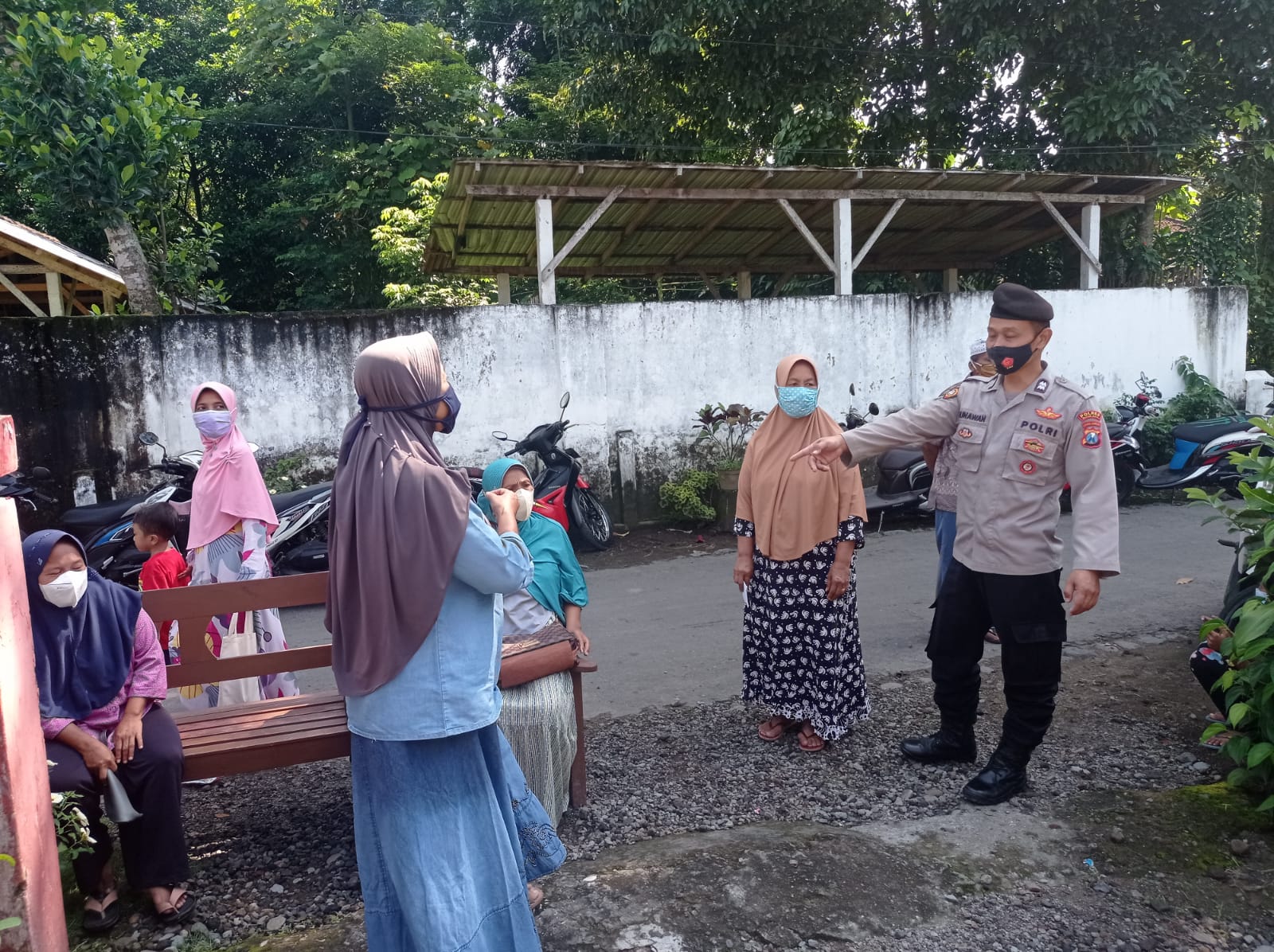 Mengamankan kegiatan vaksinasi agar sesuai dengan protokol kesehatan maka anggota Polsek Srengat melaksanakan pengawasan serta pengamanan kegiatan Vaksinasi Covid-19 yang bertempat di Desa Begelenan Kec. Srengat