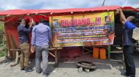 Polisi kembali melakukan inspeksi mendadak (sidak) tambang pasir liar di aliran lahar Gunung Kelud. Kali ini sidak dilakukan di aliran lahar Gunung Kelud Kali Bladak, Kecamatan Nglegok, Kabupaten Blitar, Senin (11/4/2022). Saat melakukan sidak di lokasi didapati sejumlah alat berat. Namun alat berat tersebut tidak beroperasi. Polisi hanya mendapati beberapa penambang pasir tradisional yang menggunakan alat seperti cangkul. Namun sejumlah truk bermuatan pasir masih terlihat keluar masuk di kawasan tambang pasir Kali Bladak. Edy Subagyo, Kanit Tindak Pidana Tertentu Satreskrim Polres Blitar Kota mengatakan, kegiatan tambang pasir harus disertai izin yang lengkap. Masyarakat diimbau untuk tidak melakukan penambangan pasir ilegal menggunakan alat berat jika tidak ingin mendapatkan sanksi pidana. Sebagaimana yang tertuang pada pasal 158 UU Nomor 3 Tahun 2020 tentang Pertambangan Mineral dan Batu Bara. "Kami mengimbau masyarakat tidak melakukan penambangan liar menggunakan alat berat yang dapat merusak lingkungan. Aktivitas tambang harus berizin, agar tidak sembarangan dan lokasi tambang ditentukan oleh pemberi izin," kata Edy. Di lokasi tambang pasir liar, juga memasang sejumlah baliho berisi imbauan kepada masyarakat. Imbauan itu berbunyi larangan penambangan pasir tanpa dilengkapi izin. Serta ketentuan sanksi penjara selama lima tahun dan denda hingga Rp 100 miliar bagi yang melanggar.