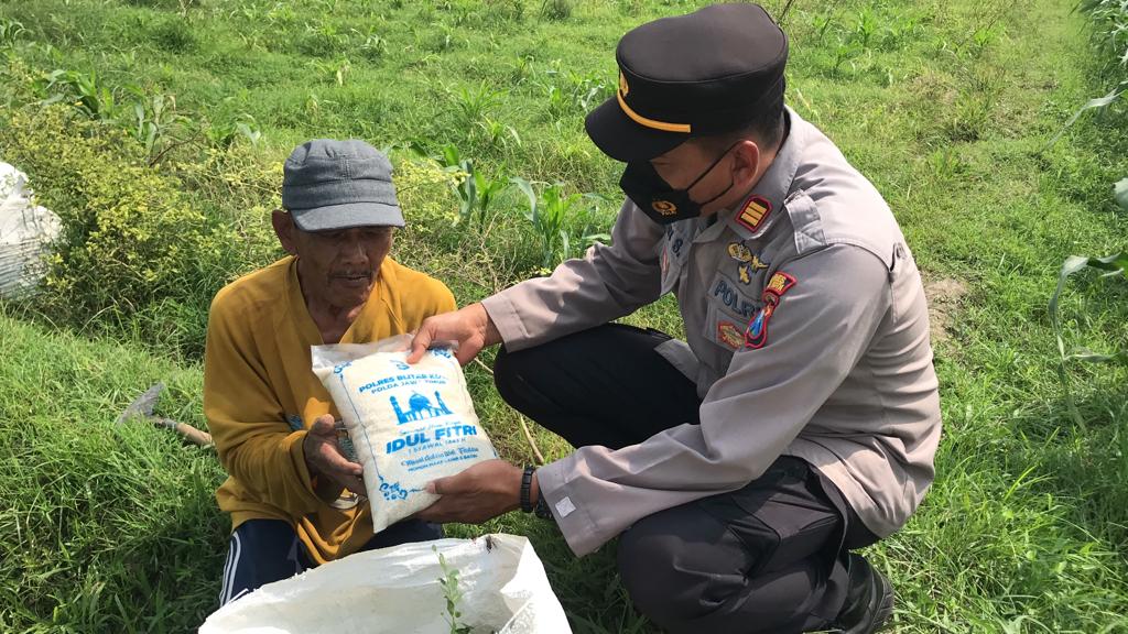 Polsek Ponggok Bagikan Zakat