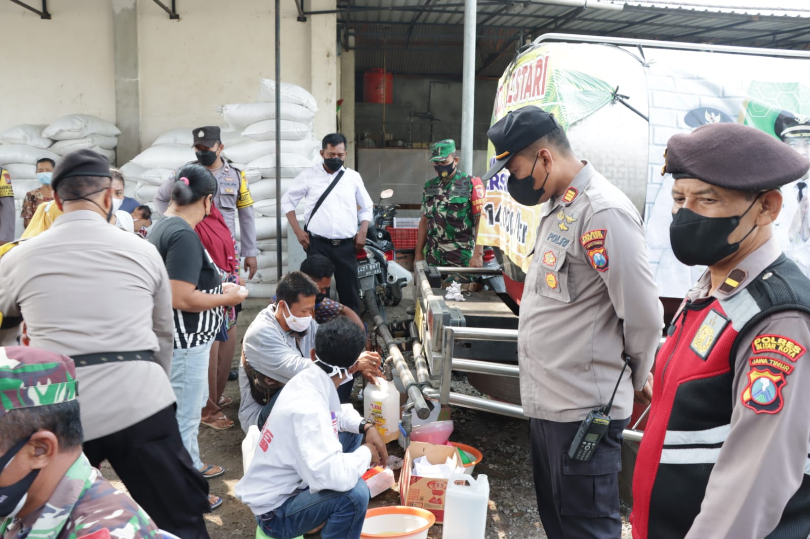 Polsek Ponggok Pengamanan Operasi Pasar Minyak Goreng Oleh Disperindag Kabupaten Blitar