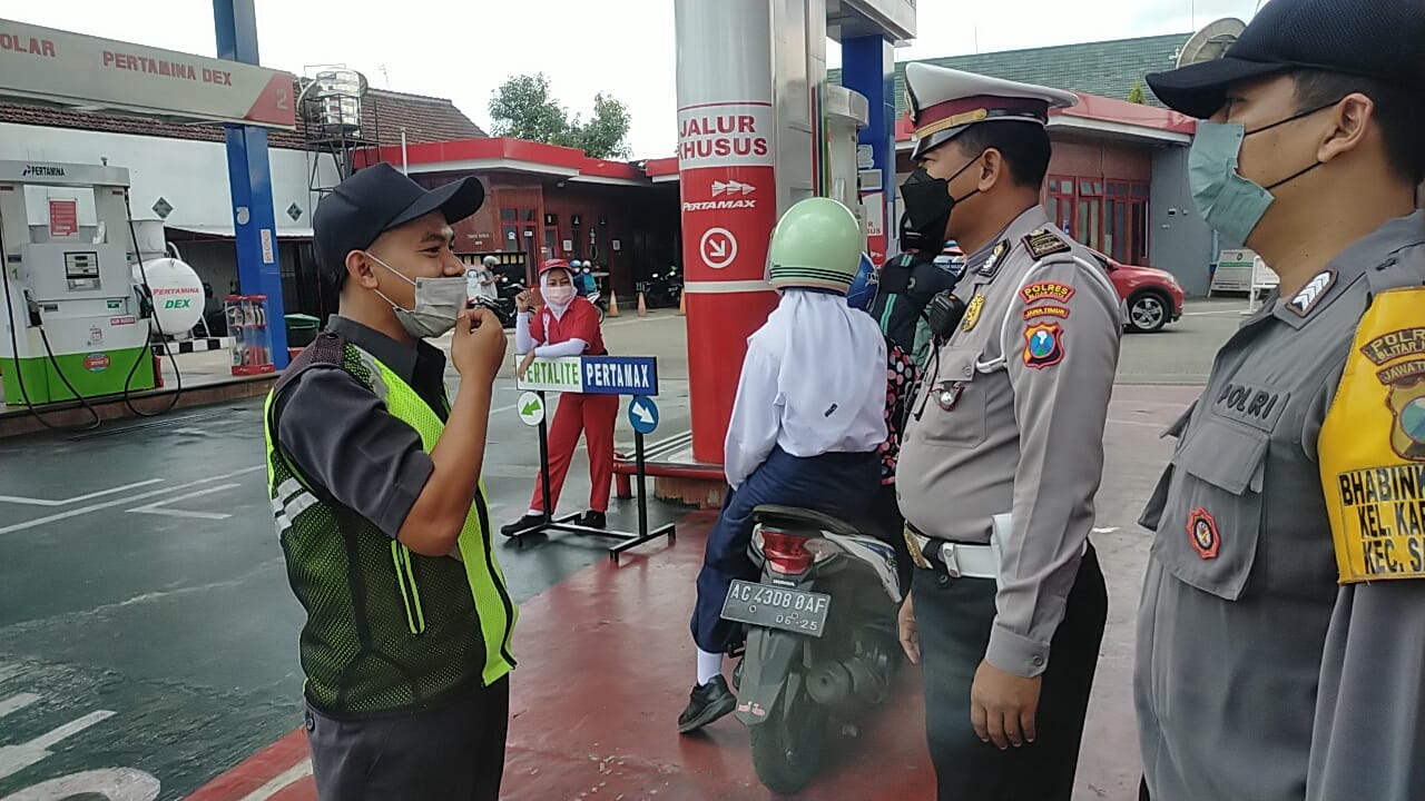 Anggota Polsek Sananwetan yang dipimpin oleh Kanit Lantas Polsek Sananwetan mengecek ketersediaan BBM di empat SPBU di wilayah Kecamatan sananwetan yakni, SPBU Jalan Kenari, SPBU Jalan Kalimantan, SPBU Gedog dan SPBU Kebonrojo