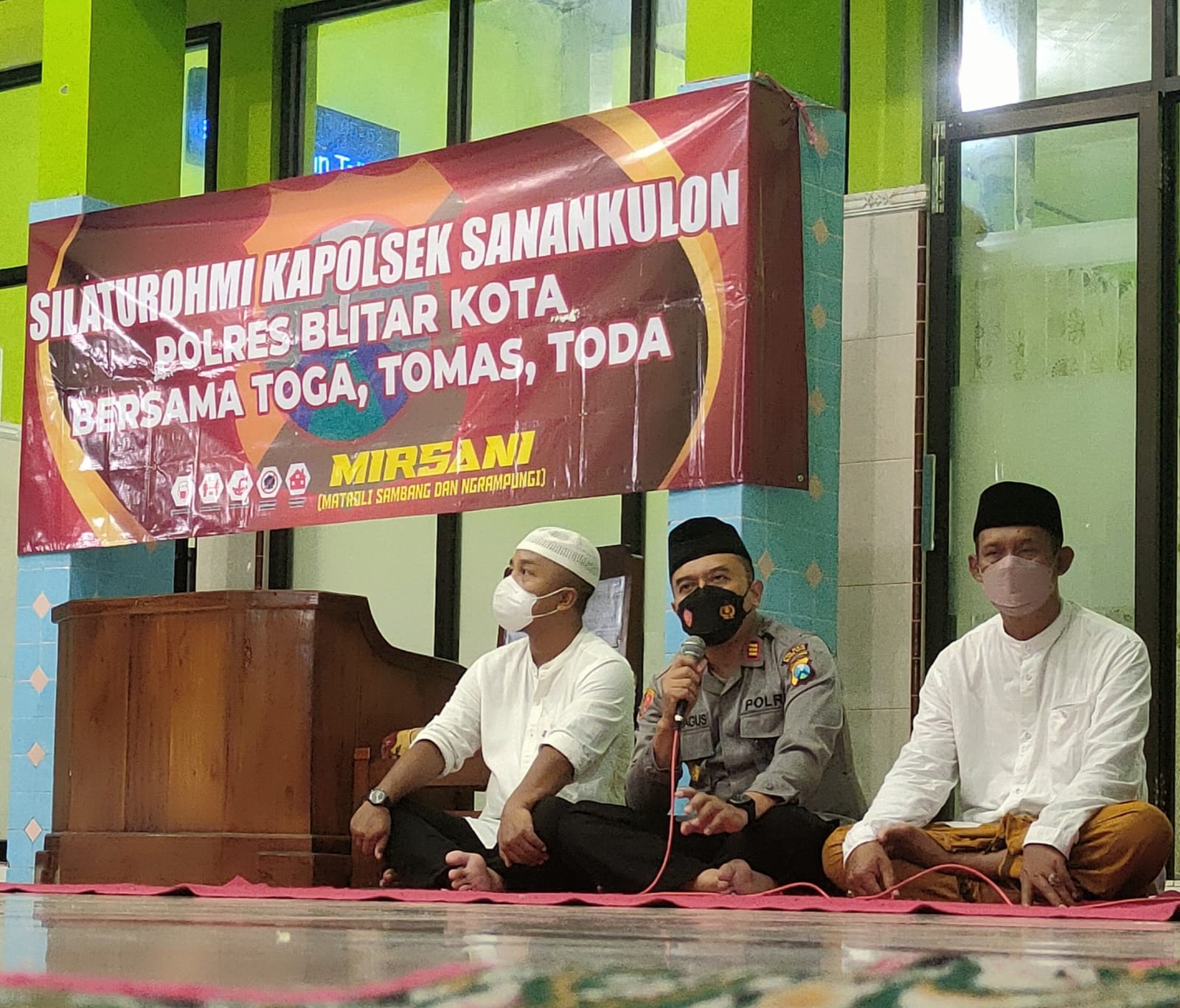 Polsek Sanankulon - Kapolsek bersama dengan Muspika Kec. Sanankulon malam tadi menggelar kegiatan Silaturahmi dengan tokoh agama yang ada dimasyarakat. Bertempat di Masjid Darul Huda Desa Sumberingin, kegiatan tersebut digelar seusai sholat taraweh