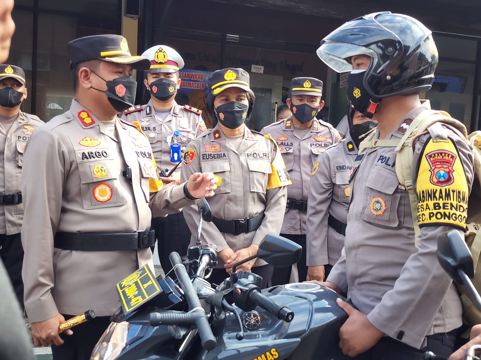 Terjunkan Basudewa, Polres Blitar Kota Kampanyekan Percepatan Vaksinasi Booster Door To Door