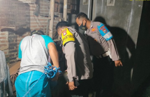 Disangka alami tekanan mental, seseorang perempuan berumur lanjut melaksanakan upaya bunuh diri dengan cara melompat ke dalam sumur dengan kedalaman 15 m. Perempuan tersebut ditemui dalam keadaan meninggal dunia di dalam sumur Desa Mronjo Kecamatan Selopuro Kabupaten Blitar.