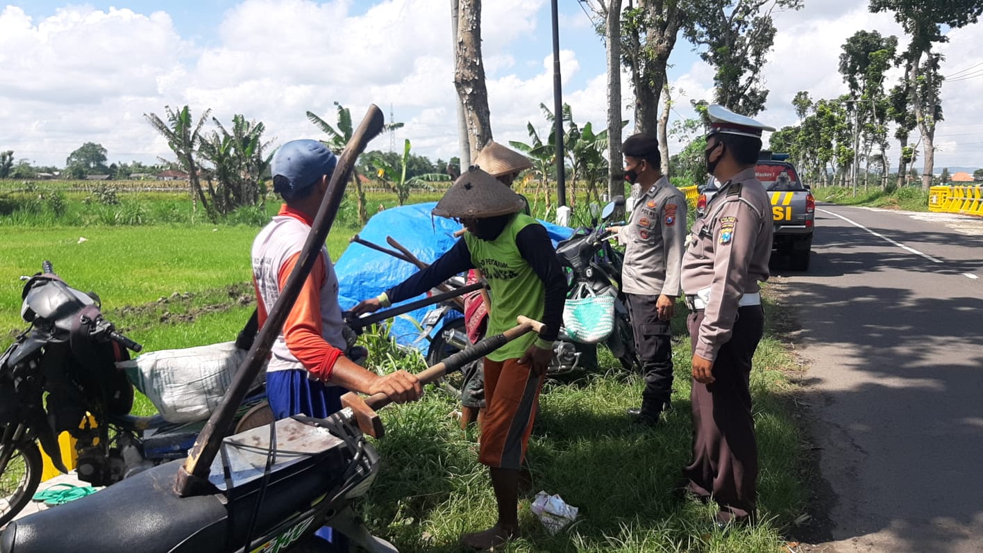 patroli dialogis dengan menjumpai petani yang sedang beristirahat di pinggir jalan persawahan