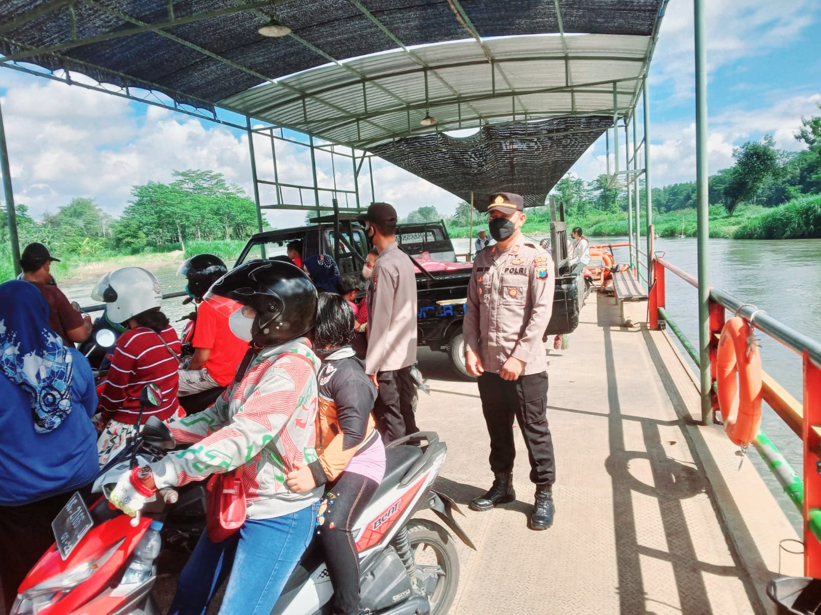 Antisipasi Kecelakaan Perahu Tenggelam, Polsek Wonodadi Patroli Penyeberangan Tradisional