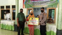 Bhabinkamtibmas Polsek Sanankulon Bersama Dengan Pemerintah Desa Melaksanakan Pendistribusian Bantuan