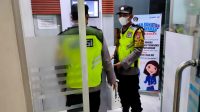 Anggota Polsek Ponggok Bripka Suhariyono bersama Bripka Andri  meningkatkan kegiatan mobile melalui Patroli wilayah dengan melintasi zona rawan kejahatan. Rabu (18/5/2022) malam.