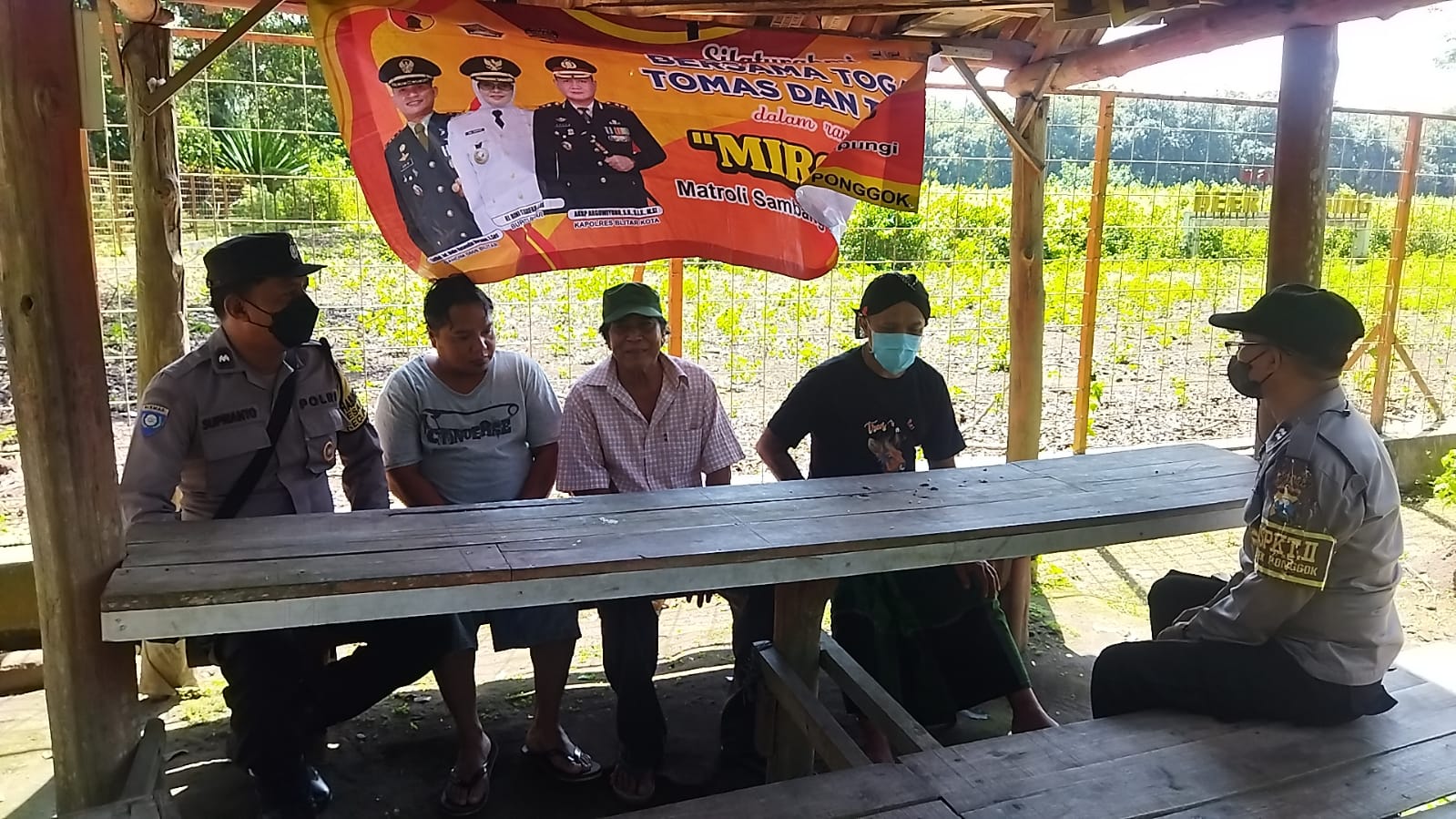 Patroli Pemukiman Sapa Warga Guna Ciptakan Situasi Kondusif di Wilayah Ponggok Saat Lebaran