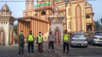 Dalam upaya memberikan rasa aman dan nyaman kepada umat muslim yang sedang menjalankan sholat ied di Hari Raya Idul Fitri, Polsek Ponggok Polres Blitar Kota Senin (2/5/2022) menerjunkan personilnya untuk melakukan pengamanan.