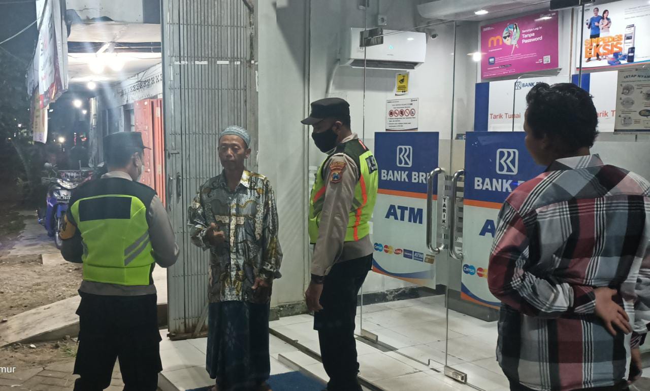 Anggota Polsek Sanankulon yang dipimpin Aiptu Rudy sudjarwo dan Aipda Kristiono melaksanakan patroli kewilayahan dan singgah di salah satu obyek vital yaitu Perbankan dan lokasi ATM yang ada di Bank Bri Unit Sanankulon.