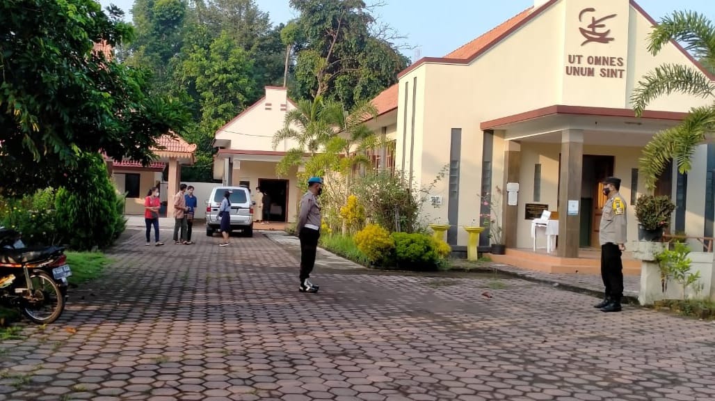 Pelayanan Minggu Pagi, Aparat Kepolisian Wonodadi Amankan Giat Ibadah Di Gereja