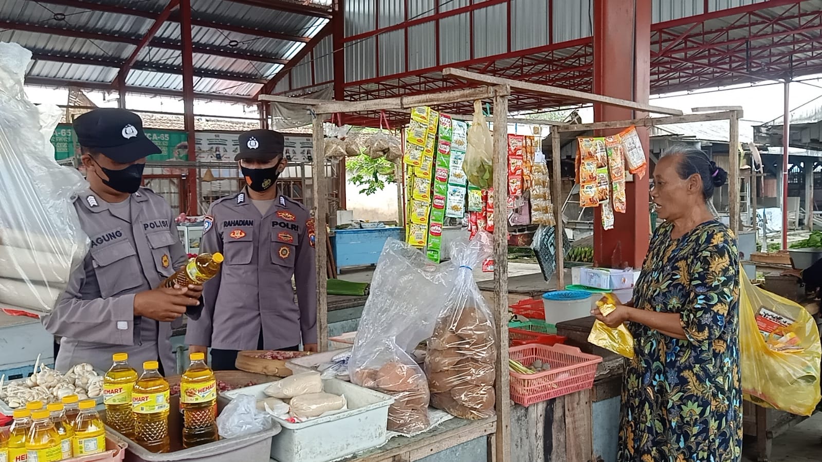 Pengecekan stok minyak dan harga minyak di wilayah Pasar Nglegok