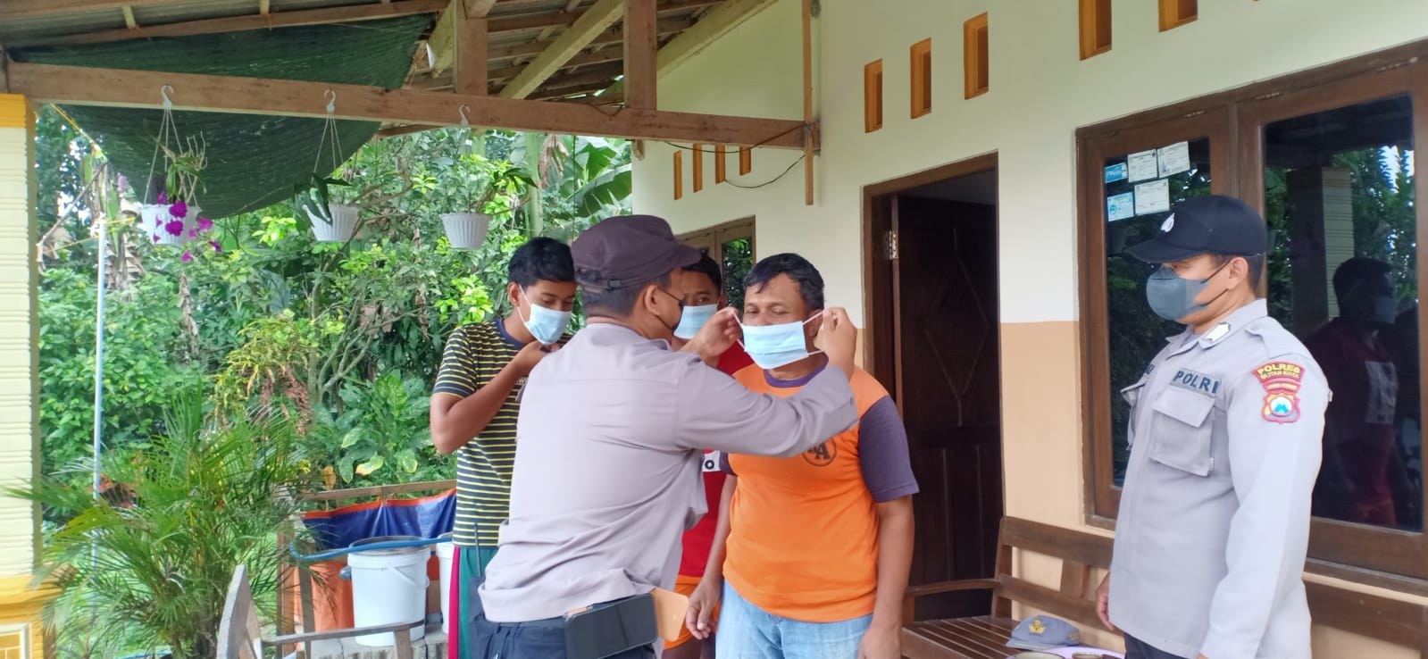 Polsek Legok Himbauan Prokes dan Bagi Masker Kepada Warga