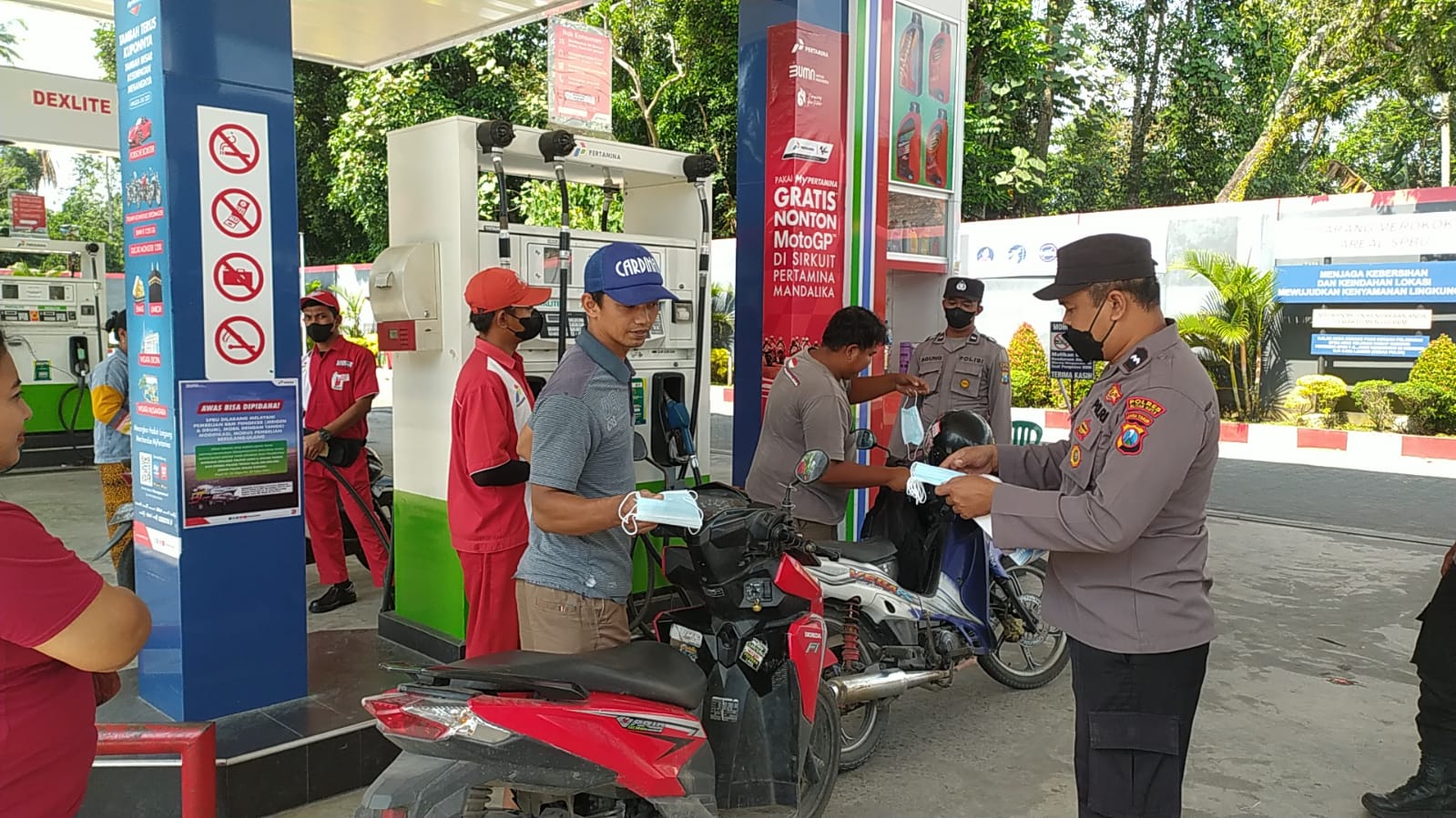 Himbauan Prokes dan Bagi Masker Tim Patroli Polsek Nglegok kepada Warga