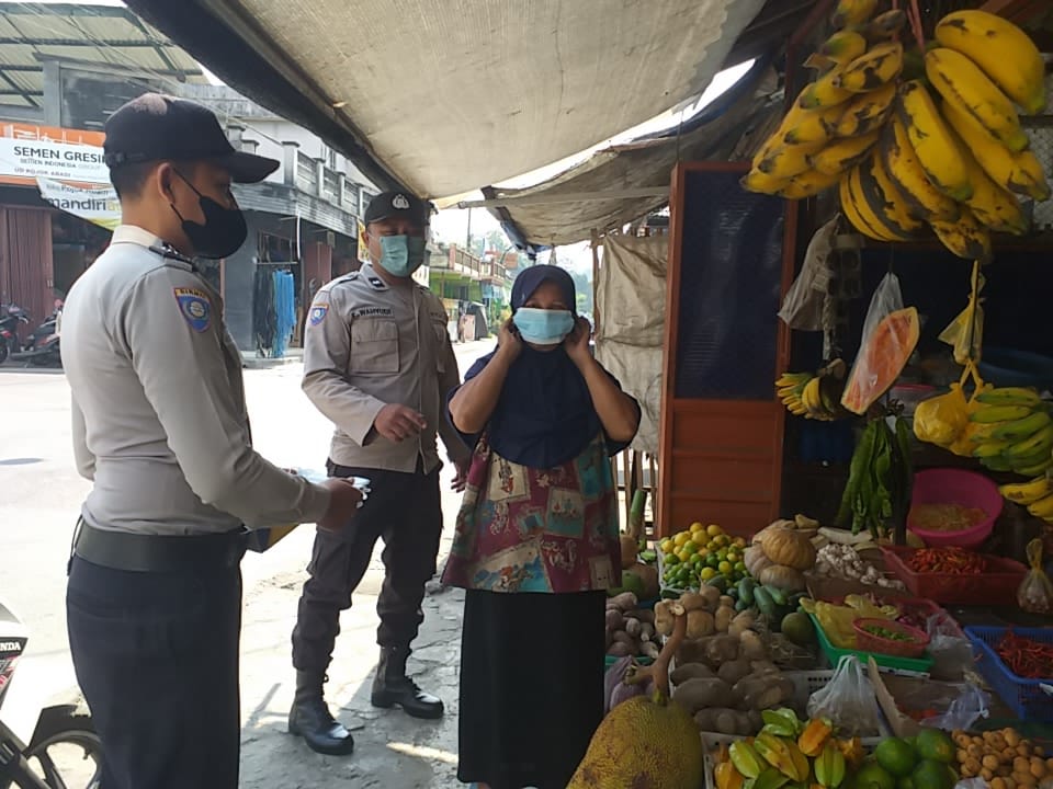 Patroli Antisipasi Gangguan Kamtibmas Polsek Sanankulon Sekaligus Himbauan Prokes Maupun Bagi Masker Kepada Masyarakat