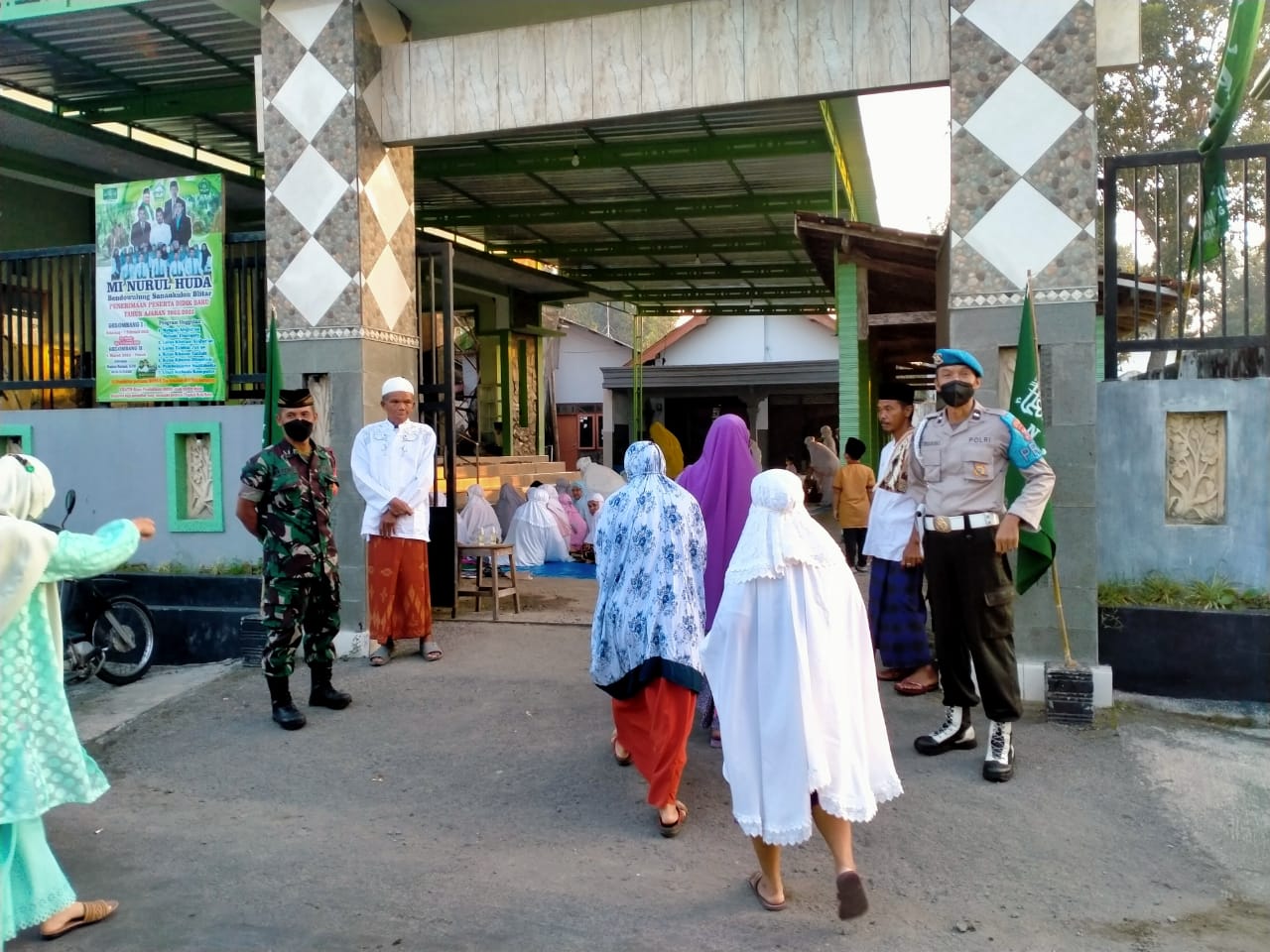 Pengecekan kesehatan hewan kurban oleh Dinas Peternakan Kab. Blitar di Masjid Desa Krenceng Kec. Nglegok