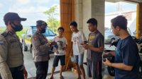 Patroli Kamtibmas Polsek Sanankulon Sembari Bagikan Masker Kepada Masyarakat Agar Terlindung Dari Berbagai Ancaman Penyakit.