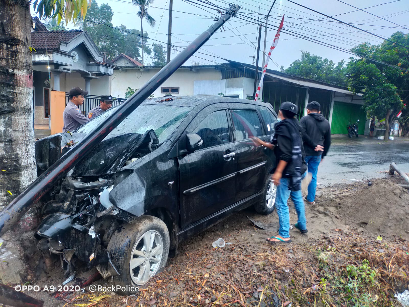 Anggota Polsek Nglegok mendatangi TKP kecelakaaan tunggal di Desa Jiwut