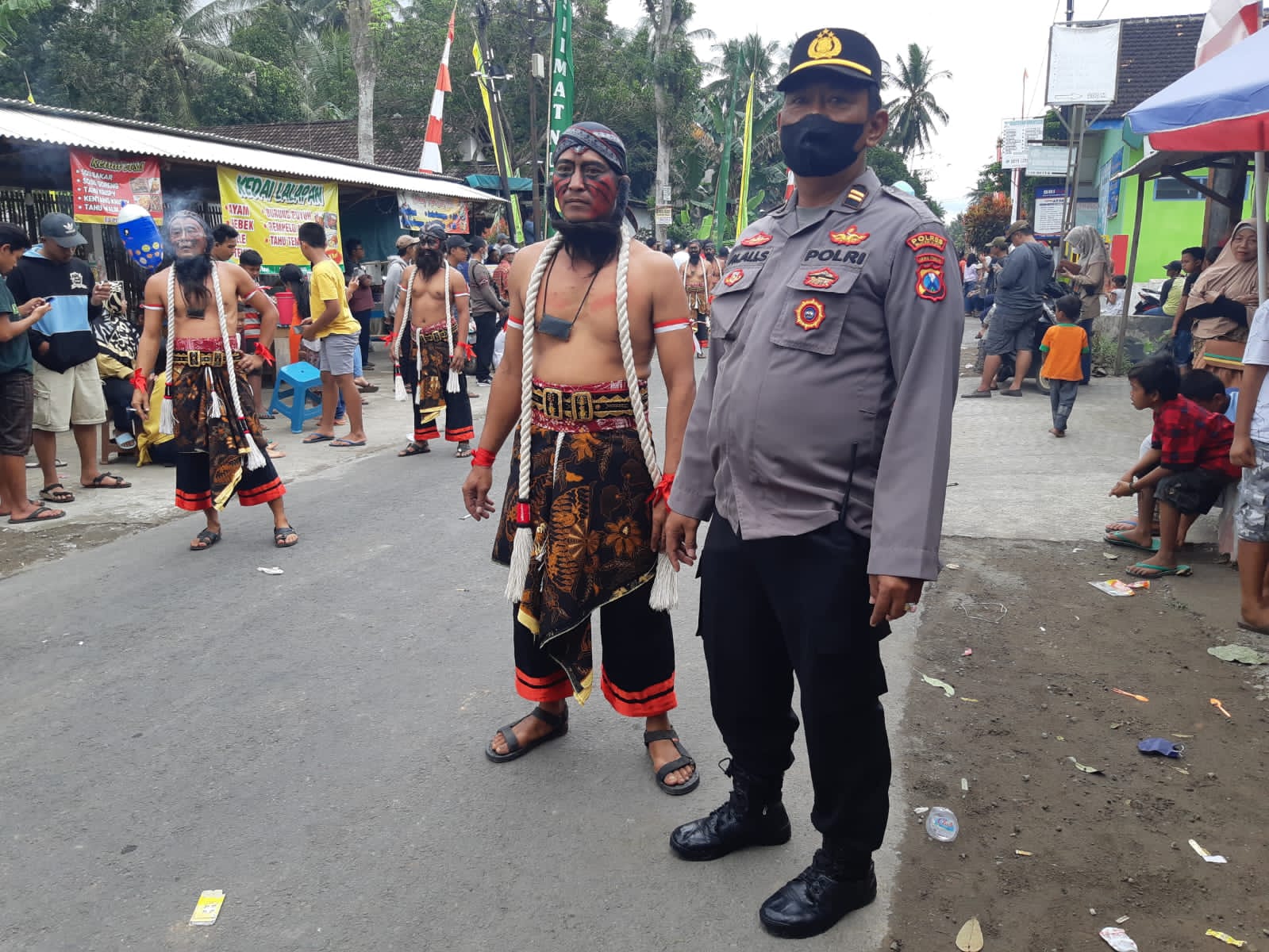 Berikan Rasa Aman Dan Nyaman Dalam Kegiatan Karnaval, Polsek Srengat Lakukan Pengamanan