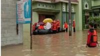 Terendam Banjir Puluhan Kepala Keluarga Diungsikan , BPBD Siapkan Perahu Karet