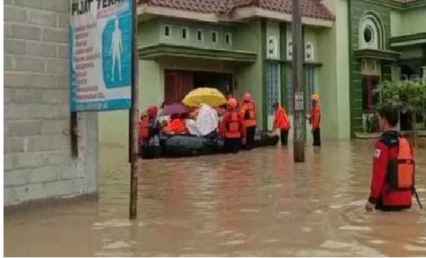 Terendam Banjir Puluhan Kepala Keluarga Diungsikan , BPBD Siapkan Perahu Karet